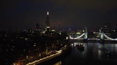 Londra Köprüsü 'ndeki Aydınlanmış Nehir Thames Havadan Görünümü Gece, Londra Merkez Başkent İngiltere, İngiltere Büyük Britanya, En Çekici Turist Çekim Yeri 08.Haziran 2023' te yakalandı