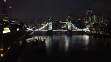 Londra Köprüsü 'ndeki Aydınlanmış Nehir Thames Havadan Görünümü Gece, Londra Merkez Başkent İngiltere, İngiltere Büyük Britanya, En Çekici Turist Çekim Yeri 08.Haziran 2023' te yakalandı