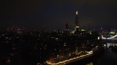 Londra Köprüsü 'ndeki Aydınlanmış Nehir Thames Havadan Görünümü Gece, Londra Merkez Başkent İngiltere, İngiltere Büyük Britanya, En Çekici Turist Çekim Yeri 08.Haziran 2023' te yakalandı