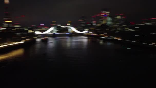 ロンドン橋のライトアップされた川の眺めロンドン中心部の夜の間にロンドンの首都イギリス イギリス 最も魅力的な観光名所場所6月8 2023で撮影された — ストック動画