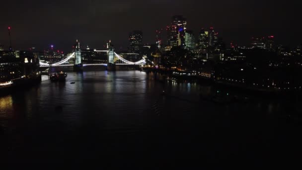 Vista Aérea Del Río Támesis Iluminado Puente Londres Durante Noche — Vídeos de Stock