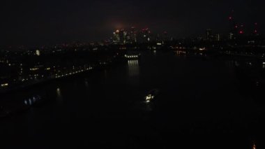 Londra Köprüsü 'ndeki Aydınlanmış Nehir Thames Havadan Görünümü Gece, Londra Merkez Başkent İngiltere, İngiltere Büyük Britanya, En Çekici Turist Çekim Yeri 08.Haziran 2023' te yakalandı