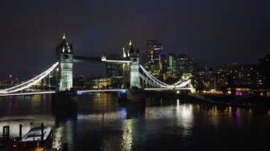 Londra Köprüsü 'ndeki Aydınlanmış Nehir Thames Havadan Görünümü Gece, Londra Merkez Başkent İngiltere, İngiltere Büyük Britanya, En Çekici Turist Çekim Yeri 08.Haziran 2023' te yakalandı