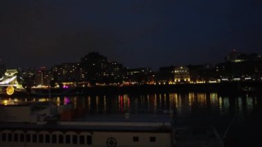 Londra Köprüsü 'ndeki Aydınlanmış Nehir Thames Havadan Görünümü Gece, Londra Merkez Başkent İngiltere, İngiltere Büyük Britanya, En Çekici Turist Çekim Yeri 08.Haziran 2023' te yakalandı