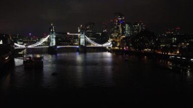 Londra Köprüsü 'ndeki Aydınlanmış Nehir Thames Havadan Görünümü Gece, Londra Merkez Başkent İngiltere, İngiltere Büyük Britanya, En Çekici Turist Çekim Yeri 08.Haziran 2023' te yakalandı