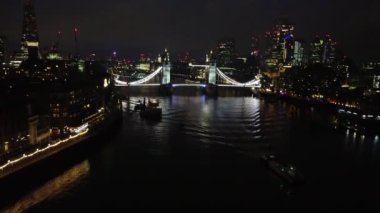 Londra Köprüsü 'ndeki Aydınlanmış Nehir Thames Havadan Görünümü Gece, Londra Merkez Başkent İngiltere, İngiltere Büyük Britanya, En Çekici Turist Çekim Yeri 08.Haziran 2023' te yakalandı