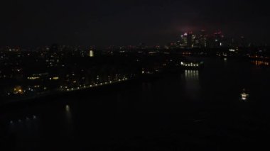 Londra Köprüsü 'ndeki Aydınlanmış Nehir Thames Havadan Görünümü Gece, Londra Merkez Başkent İngiltere, İngiltere Büyük Britanya, En Çekici Turist Çekim Yeri 08.Haziran 2023' te yakalandı