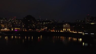 Londra Köprüsü 'ndeki Aydınlanmış Nehir Thames Havadan Görünümü Gece, Londra Merkez Başkent İngiltere, İngiltere Büyük Britanya, En Çekici Turist Çekim Yeri 08.Haziran 2023' te yakalandı