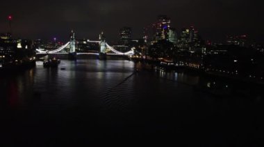 Londra Köprüsü 'ndeki Aydınlanmış Nehir Thames Havadan Görünümü Gece, Londra Merkez Başkent İngiltere, İngiltere Büyük Britanya, En Çekici Turist Çekim Yeri 08.Haziran 2023' te yakalandı