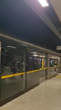 İngiltere 'nin başkenti Londra' daki tren ve metro istasyonu. Görüntüler 08 Haziran 2023 'te çekildi.