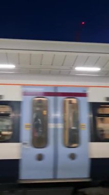 İngiltere 'nin başkenti Londra' daki tren ve metro istasyonu. Görüntüler 08 Haziran 2023 'te çekildi.