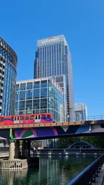 Londra Merkez Binalarının Yüksek Açı Görüntüsü ve Londra Kanarya Rıhtımı 'ndaki Thames Nehri. Görüntüler, İngiltere 'nin Londra şehrinde günbatımında, 08 Haziran 2023' te insansız hava aracı ile çekildi.