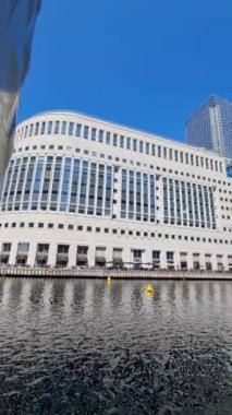 Londra Merkez Binalarının Yüksek Açı Görüntüsü ve Londra Kanarya Rıhtımı 'ndaki Thames Nehri. Görüntüler, İngiltere 'nin Londra şehrinde günbatımında, 08 Haziran 2023' te insansız hava aracı ile çekildi.
