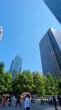 Londra Merkez Binalarının Yüksek Açı Görüntüsü ve Londra Kanarya Rıhtımı 'ndaki Thames Nehri. Görüntüler, İngiltere 'nin Londra şehrinde günbatımında, 08 Haziran 2023' te insansız hava aracı ile çekildi.