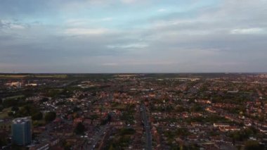 Luton, İngiltere, İngiltere - 25 Kasım 2022: Luton Town, İngiltere 'deki Şehir Merkezi ve Binaların Havadan Görünümü, İHA' nın Yavaş Hareket Editör Görüntüsü.