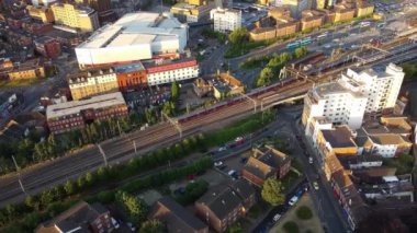 Luton, İngiltere, İngiltere - 25 Kasım 2022: Luton Town, İngiltere 'deki Şehir Merkezi ve Binaların Havadan Görünümü, İHA' nın Yavaş Hareket Editör Görüntüsü.