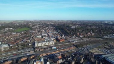 Luton, İngiltere, İngiltere - 25 Kasım 2022: Luton Town, İngiltere 'deki Şehir Merkezi ve Binaların Havadan Görünümü, Drone' s Time Lapse Editör Görüntüsü.