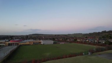 Luton, İngiltere, İngiltere - 25 Kasım 2022: Luton Town, İngiltere 'deki Şehir Merkezi ve Binaların Havadan Görünümü, Drone' s Time Lapse Editör Görüntüsü.