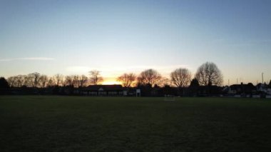 Luton, İngiltere, İngiltere - 25 Kasım 2022: Luton Town, İngiltere 'deki Şehir Merkezi ve Binaların Havadan Görünümü, Drone' s Time Lapse Editör Görüntüsü.