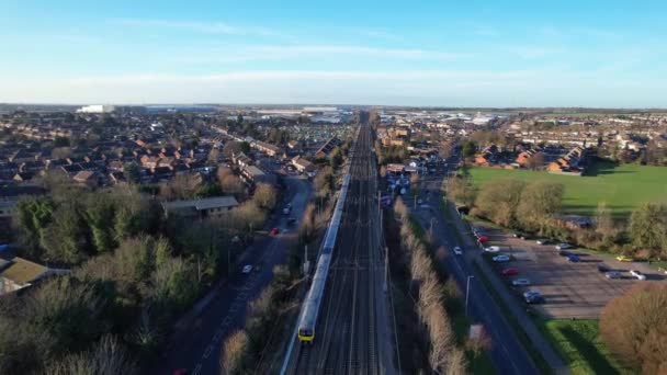 通过贝德福德市郊区的火车轨道的影像 镜头是在2023年1月18日用无人机拍摄的 — 图库视频影像