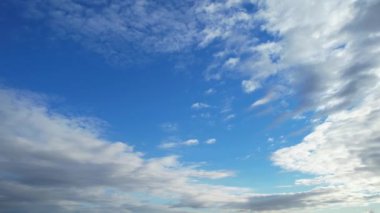 Güzel Yüksek Açılı Bulut ve Gökyüzünün İngiliz Şehri Üzerindeki Görüntüsü