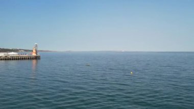 ENGLAND, BOURNEMOUTH - 18 AĞUSTOS 2022: Güzel Yüksek Açılı İnsanlar Sahilde Yüzüyor. Drone 'un görüntüsü İngiltere üzerindeki en sıcak günde çekildi. 