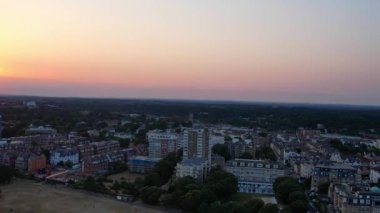 ENGLAND, BOURNEMOUTH - 18 AĞUSTOS 2022: Güzel Yüksek Açılı İnsanlar Sahilde Yüzüyor. Drone 'un görüntüsü İngiltere üzerindeki en sıcak günde çekildi. 