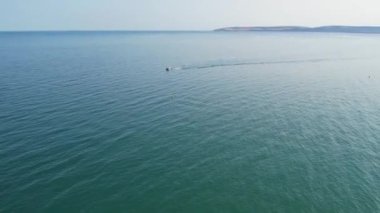 ENGLAND, BOURNEMOUTH - 18 AĞUSTOS 2022: Güzel Yüksek Açılı İnsanlar Sahilde Yüzüyor. Drone 'un görüntüsü İngiltere üzerindeki en sıcak günde çekildi. 