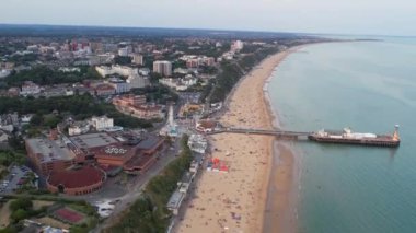 ENGLAND, BOURNEMOUTH - 18 AĞUSTOS 2022: Güzel Yüksek Açılı İnsanlar Sahilde Yüzüyor. Drone 'un görüntüsü İngiltere üzerindeki en sıcak günde çekildi. 