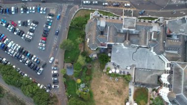 ENGLAND, BOURNEMOUTH - 18 AĞUSTOS 2022: Güzel Yüksek Açılı İnsanlar Sahilde Yüzüyor. Drone 'un görüntüsü İngiltere üzerindeki en sıcak günde çekildi. 