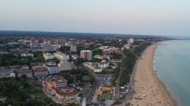 ENGLAND, BOURNEMOUTH - 18 AĞUSTOS 2022: Güzel Yüksek Açılı İnsanlar Sahilde Yüzüyor. Drone 'un görüntüsü İngiltere üzerindeki en sıcak günde çekildi. 