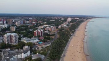 ENGLAND, BOURNEMOUTH - 18 AĞUSTOS 2022: Güzel Yüksek Açılı İnsanlar Sahilde Yüzüyor. Drone 'un görüntüsü İngiltere üzerindeki en sıcak günde çekildi. 