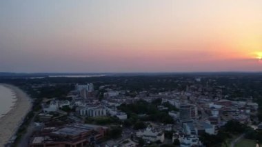 ENGLAND, BOURNEMOUTH - 18 AĞUSTOS 2022: Güzel Yüksek Açılı İnsanlar Sahilde Yüzüyor. Drone 'un görüntüsü İngiltere üzerindeki en sıcak günde çekildi. 