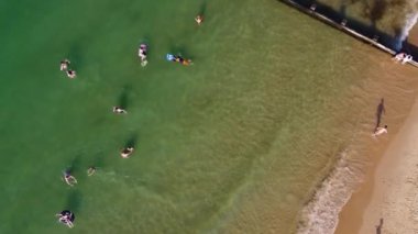 ENGLAND, BOURNEMOUTH - 18 AĞUSTOS 2022: Güzel Yüksek Açılı İnsanlar Sahilde Yüzüyor. Drone 'un görüntüsü İngiltere' nin en sıcak gününde çekildi.. 