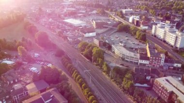 Luton, İngiltere, İngiltere - 25 Kasım 2022: Luton Town, İngiltere 'deki Şehir Merkezi ve Binaların Havadan Görünümü, İHA' nın Yavaş Hareket Editör Görüntüsü.