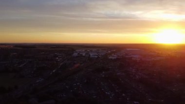 Luton, İngiltere, İngiltere - 25 Kasım 2022: Luton Town, İngiltere 'deki Şehir Merkezi ve Binaların Havadan Görünümü, İHA' nın Yavaş Hareket Editör Görüntüsü.