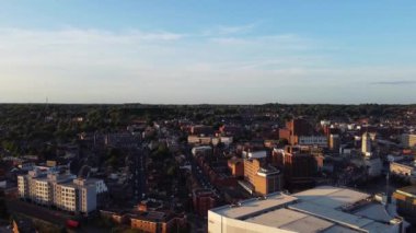 Luton, İngiltere, İngiltere - 25 Kasım 2022: Luton Town, İngiltere 'deki Şehir Merkezi ve Binaların Havadan Görünümü, İHA' nın Yavaş Hareket Editör Görüntüsü.