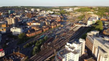 Luton, İngiltere, İngiltere - 25 Kasım 2022: Luton Town, İngiltere 'deki Şehir Merkezi ve Binaların Havadan Görünümü, İHA' nın Yavaş Hareket Editör Görüntüsü.