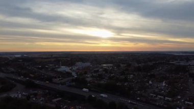 Luton, İngiltere, İngiltere - 25 Kasım 2022: Luton Town, İngiltere 'deki Şehir Merkezi ve Binaların Havadan Görünümü, İHA' nın Yavaş Hareket Editör Görüntüsü.