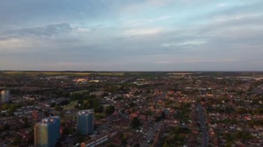 Luton, İngiltere, İngiltere - 25 Kasım 2022: Luton Town, İngiltere 'deki Şehir Merkezi ve Binaların Havadan Görünümü, İHA' nın Yavaş Hareket Editör Görüntüsü.