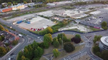 Luton, İngiltere, İngiltere - 25 Kasım 2022: Luton Town, İngiltere 'deki Şehir Merkezi ve Binaların Havadan Görünümü, İHA' nın Yavaş Hareket Editör Görüntüsü.