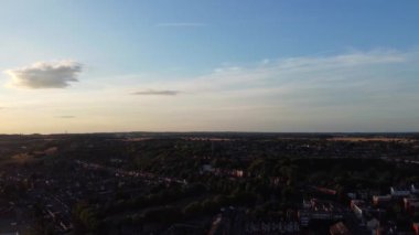 Luton, İngiltere, İngiltere - 25 Kasım 2022: Luton Town, İngiltere 'deki Şehir Merkezi ve Binaların Havadan Görünümü, İHA' nın Yavaş Hareket Editör Görüntüsü.