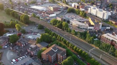 Luton, İngiltere, İngiltere - 25 Kasım 2022: Luton Town, İngiltere 'deki Şehir Merkezi ve Binaların Havadan Görünümü, İHA' nın Yavaş Hareket Editör Görüntüsü.