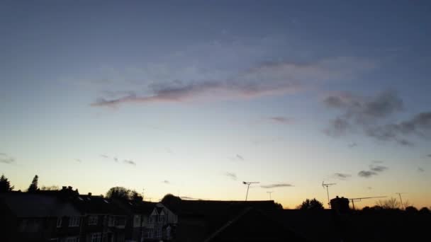 空の映像英国の日没時にオレンジとゴールデンカラーの空と最も美しくカラフルな劇的な雲 — ストック動画