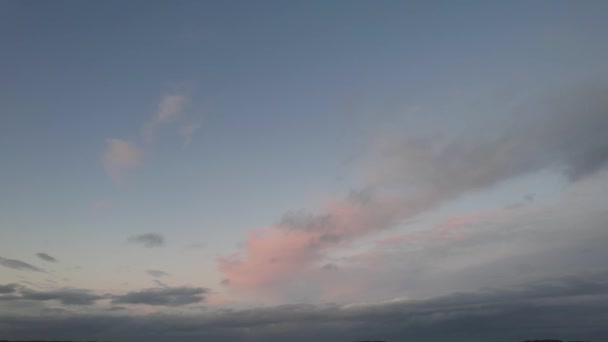空の映像英国の日没時にオレンジとゴールデンカラーの空と最も美しくカラフルな劇的な雲 — ストック動画