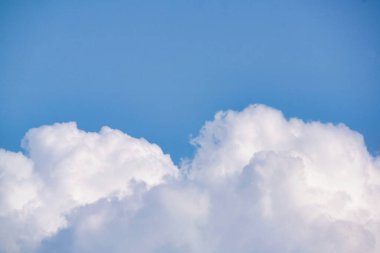 Luton, İngiltere üzerinde Muhteşem Bulutlar ile Güzel Mavi Gökyüzü. 22 Haziran 2023