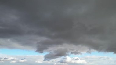 Şehrin Üzerinde Hızlı Yağmur ve Fırtına Bulutlarının Yüksek Açı Görüntüsü