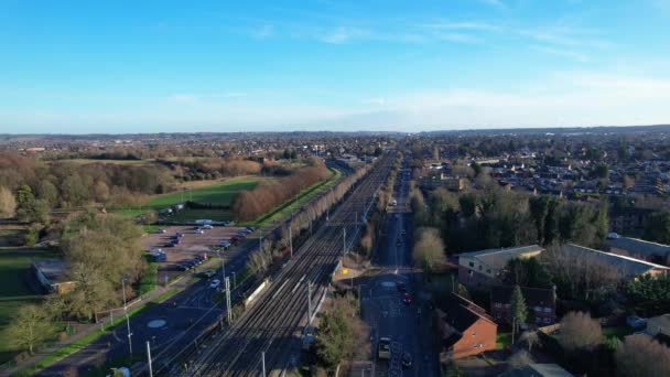 通过贝德福德市郊区的火车轨道的影像 镜头是在2023年1月18日用无人机拍摄的 — 图库视频影像