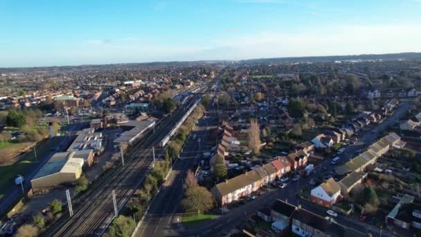 Filmaufnahmen Von Bahngleisen Die Der Landschaft Von Bedford City Vorbeiführen — Stockvideo