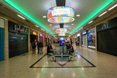 Luton, İngiltere, Birleşik Krallık - 2 Haziran 2023: Merkez Luton 'da Alışveriş Merkezi